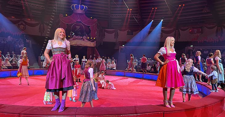 Modenschau von Schatzi @ Tracht & Show im Circus Krone mit Schatzi Dirndl am 27.03.2023 (©Foto: Martin Schmitz)